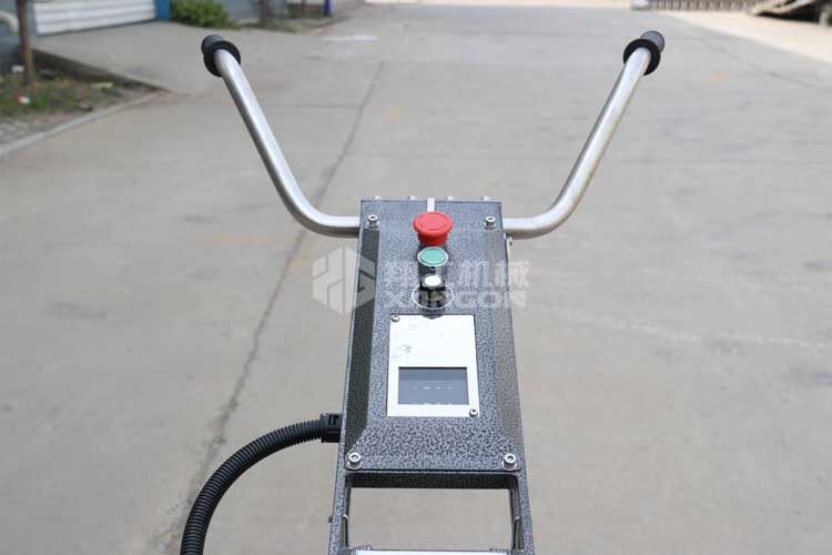 拋光機是為了讓地面表面有光澤，需要先研磨后才可以?huà)伖?。拋光分為粗拋和精拋，這時(shí)候可以使用拋光機，配合拋光墊，提高地面的光澤度。高速地坪拋光機讓你輕松完成地坪拋光工作，提高地坪亮度。