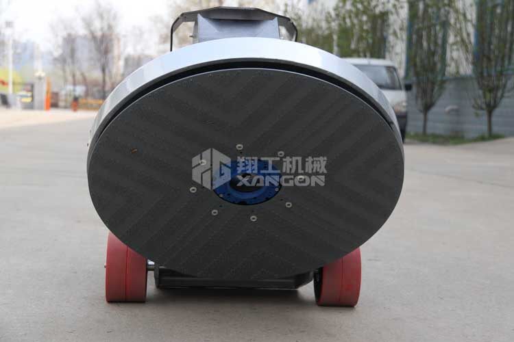 拋光機是為了讓地面表面有光澤，需要先研磨后才可以?huà)伖?。拋光分為粗拋和精拋，這時(shí)候可以使用拋光機，配合拋光墊，提高地面的光澤度。高速地坪拋光機讓你輕松完成地坪拋光工作，提高地坪亮度。