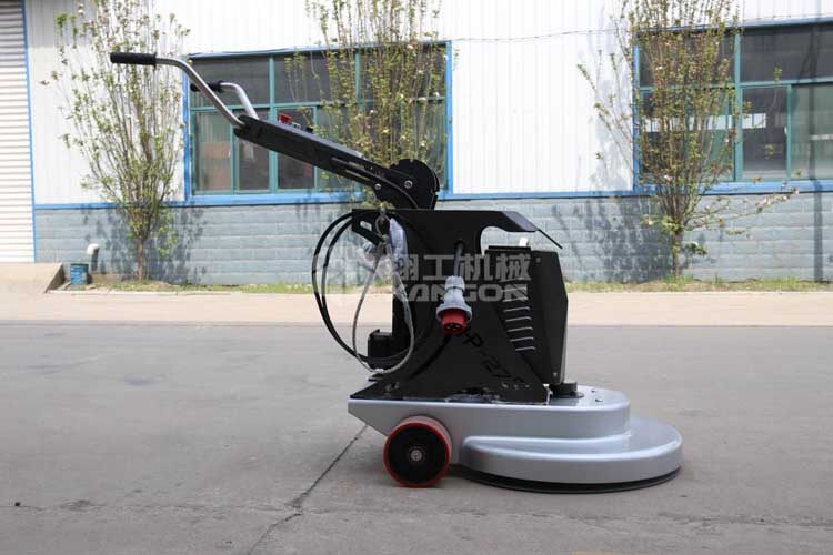拋光機是為了讓地面表面有光澤，需要先研磨后才可以?huà)伖?。拋光分為粗拋和精拋，這時(shí)候可以使用拋光機，配合拋光墊，提高地面的光澤度。高速地坪拋光機讓你輕松完成地坪拋光工作，提高地坪亮度。