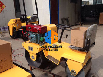 濰坊風(fēng)箏節草坪壓平，客戶(hù)選擇了翔工小型壓路機