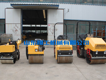 小型壓路機廠(chǎng)家2017年面臨的機遇和挑戰