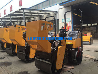 小型壓路機是路面壓實(shí)的好幫手