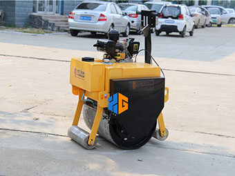 手扶式小型壓路機受到公路養護部門(mén)所青睬