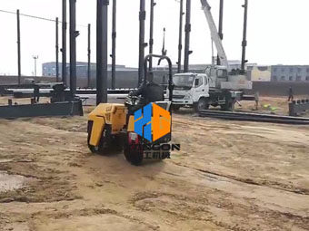 小型壓路機廣泛應用于道路壓實(shí)基礎建設