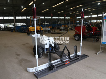 客戶(hù)廠(chǎng)房施工，小型激光整平機助“一臂之力”