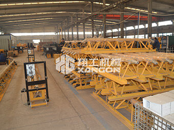 手扶混凝土攤鋪機鄉間小路施工正在進(jìn)行