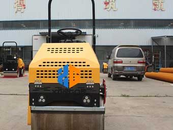 座駕壓路機“身材小，能量大”