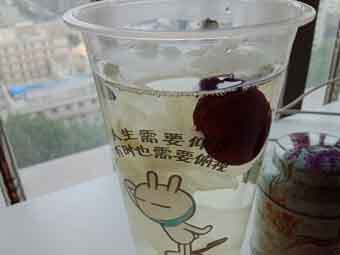 炎炎夏日到來(lái)，一杯銀耳紅棗美如詩(shī)！