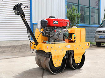 小型壓路機雨季夜間施工應該注意哪些問(wèn)題呢？