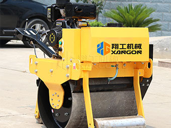 小型壓路機在農村施工中發(fā)揮著(zhù)重要的作用