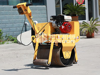 為什么別人家小型壓路機長(cháng)壽？秘訣在這里！