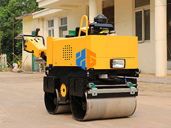 從哪些方面可以避免小型壓路機表面車(chē)漆受損害呢？