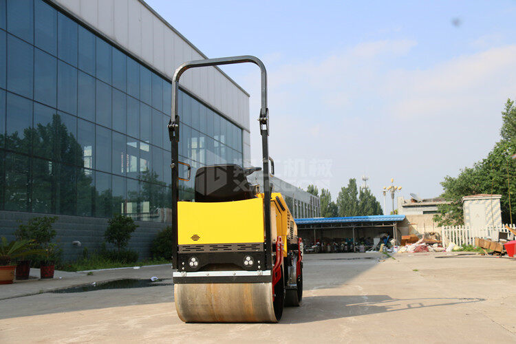 公路建設離完美還差一個(gè)出色的小型壓路機