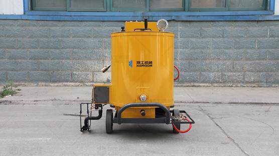 瀝青灌縫機整機配備發(fā)電機組，可以提供充足動(dòng)力