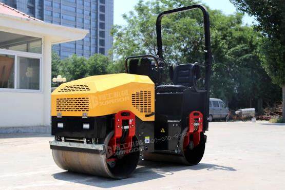 小壓路機兩種動(dòng)力需求選擇，狹小的面積也可以